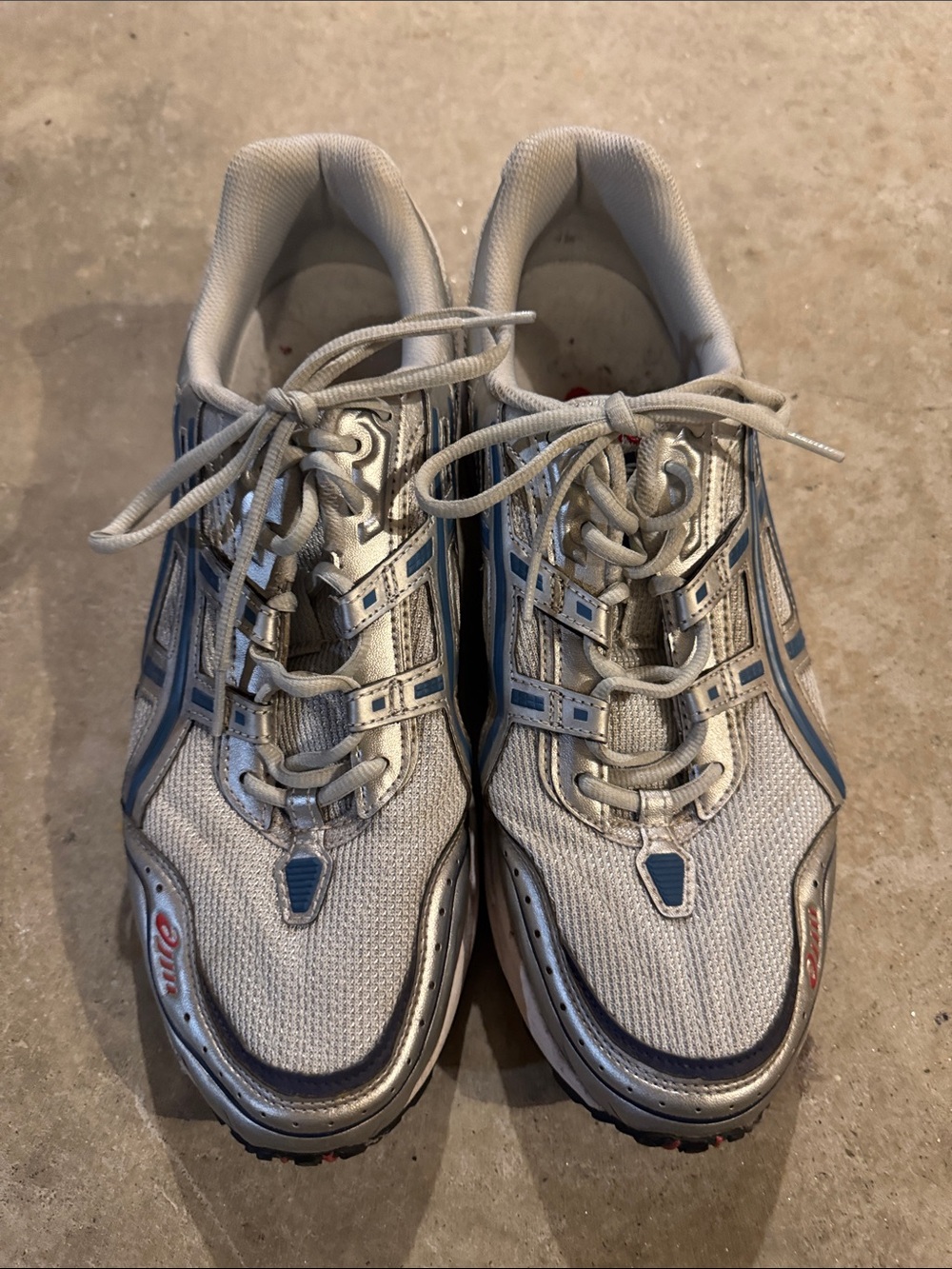 🚨🚨 ASICS Men's Athletic Shoes in Light Gray and Blue Accents